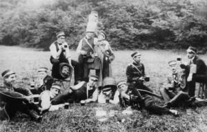 SS 1913: Ausflug SS 1913: Ausflug. Hans Dauber sitzt auf dem Faß, Fritz Frerich (2. v.r.) auf der Karre.