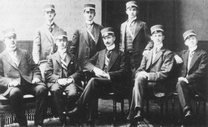 Die aktiven Gründer im WS 1910/11 Die aktiven Gründer im WS 1910/11. Stehend: Viktor Schramm (Wf), Heinz Ziegler (Wf), Wilhelm Moser (R-P). Sitzend: Georg Glasneck (R-P), Edwin Feyer (R-P), AH Heinrich Lütke (Bal, FcA), Hans Abmeier (Sx, Sal), Josef Ukoszek (Sal). Der Fux Franz Muschalle fehlt.