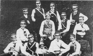 SS 1912: Verbindungsausflug SS 1912: Verbindungsausflug. Marchia zählte damals 8 aktive Burschen, 4 Füchse und 2 Inaktive am Ort, zusammen 14. Von diesen waren 3 Theologen im Konvikt. Es ist daher zu vermuten, dass das Bild die gesamte Aktivitas ohne die Theologen zeigt. Bekannt sind FM Raymund Siedenbühl und Fritz Frerich (mitte sitzend). Die Füchse (re. u. li. vom FM) sind Lorenz Klose u. Georg Pollak.